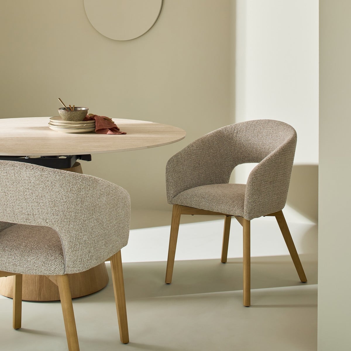 Chaise tapissée en frène massif INES beige, SIGNATURE