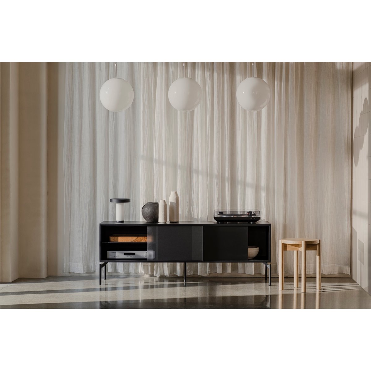 Meuble TV multi matière avec porte en verre texturé transparent MET noir charbon, NOO.MA