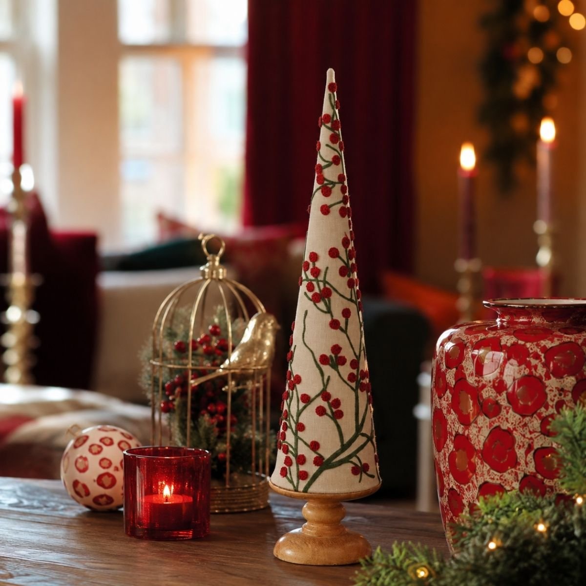 Sapin de Noël décoratif avec imprimé de baies NOOLI rouge, MICA DECORATIONS