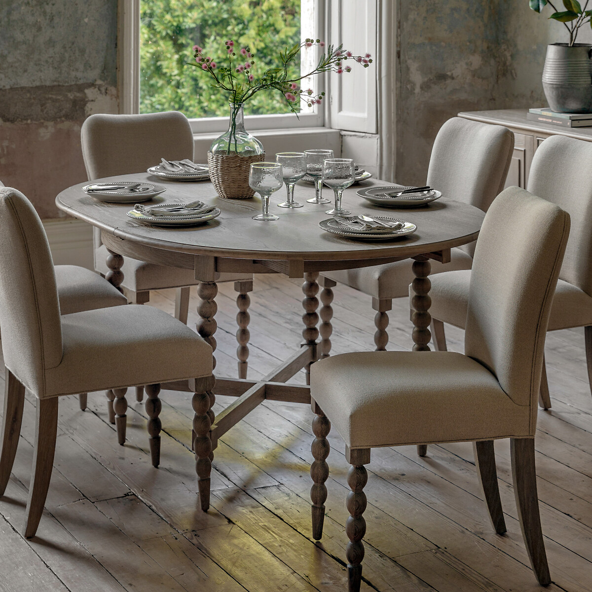 Ames Round Oak Extendable Dining Table with Pompom Legs (Seats 4-6) oak, ÉDITÉ