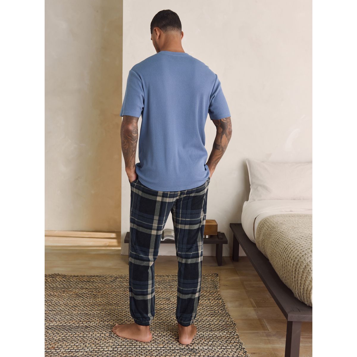 Pyjama texturé à chevilles serrées motionflex carreaux noirs, NEXT