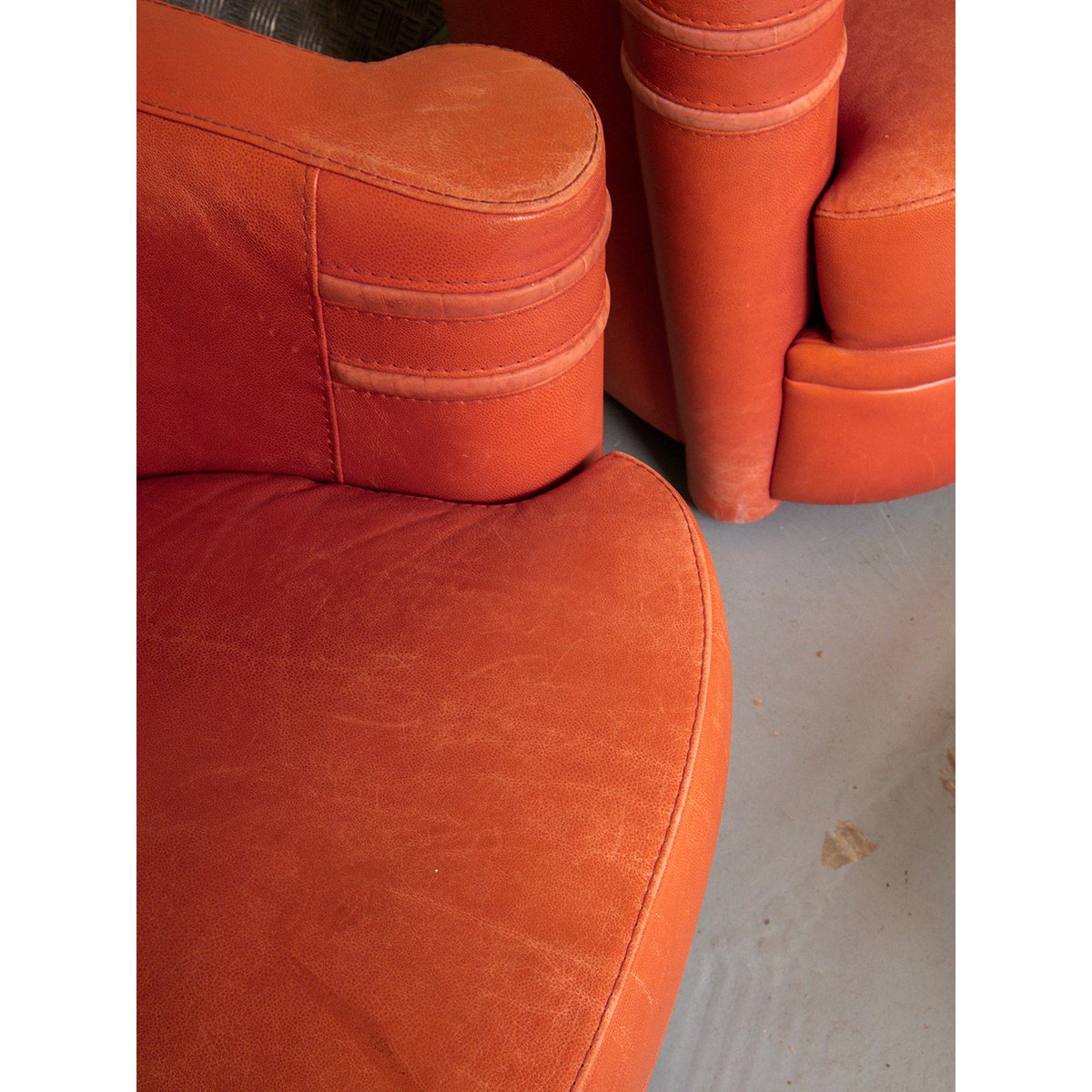 Paire de fauteuils Jakob N°320 - Bon état orange, DEBONGOUT