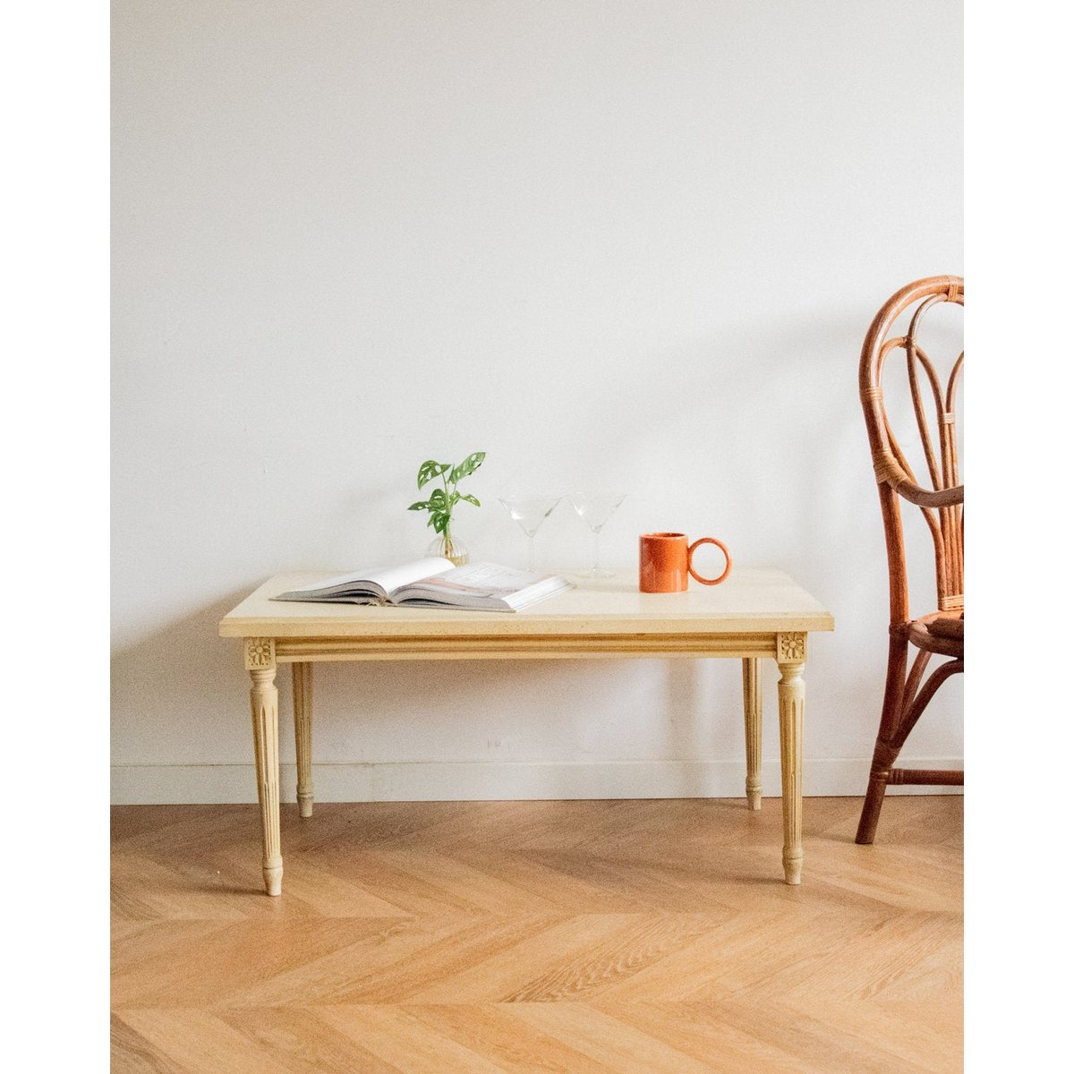 Table basse aux pieds sculptés Léonie N°487 - Bon état beige, DEBONGOUT