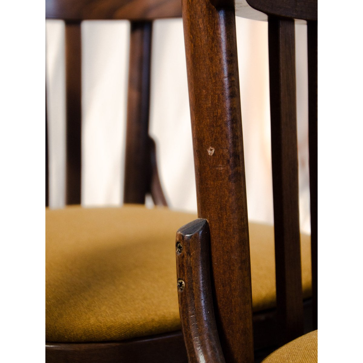 Lot de 4 chaises en hêtre et tissu Claude N°1742 - Bon état bois foncé, DEBONGOUT