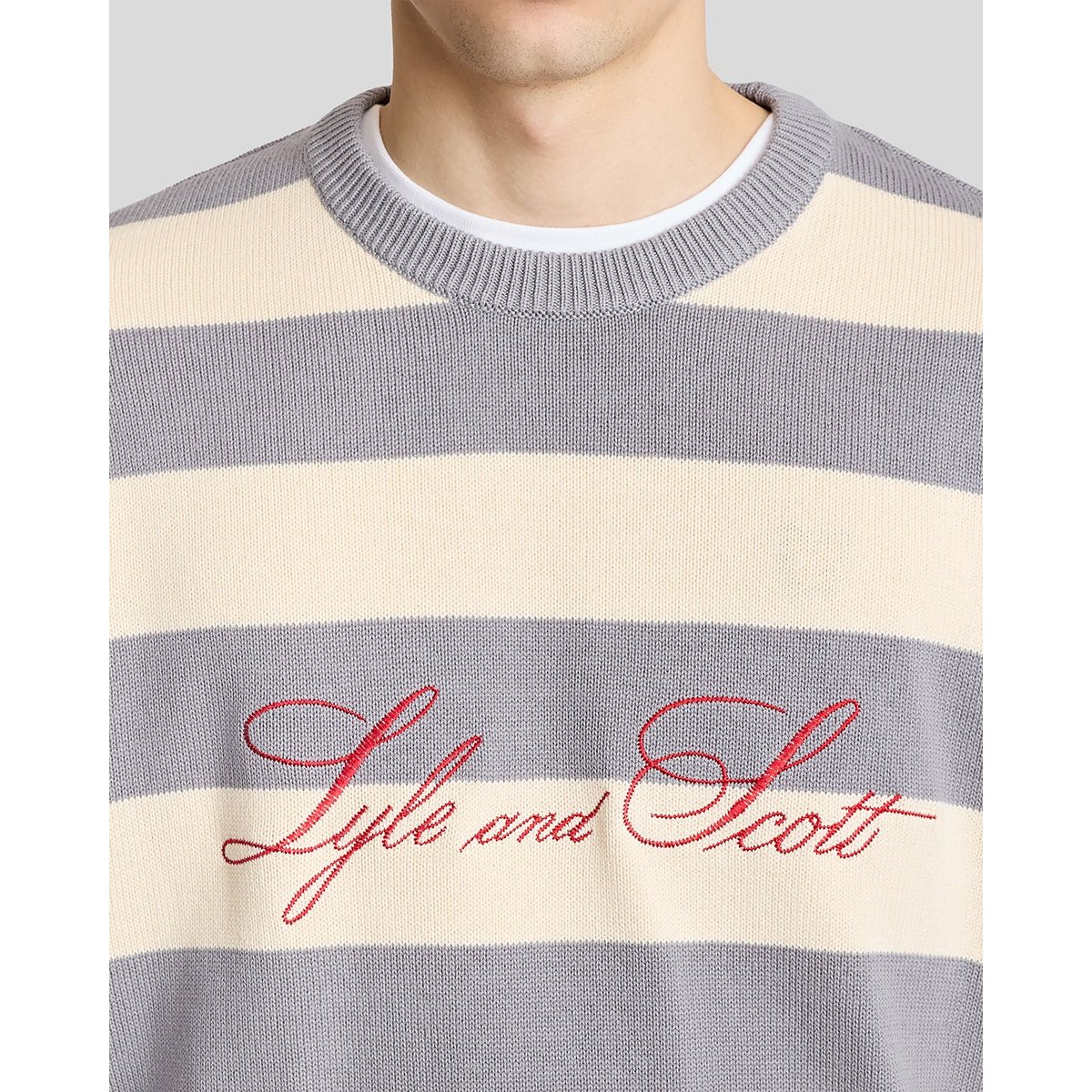 Pull à rayures script brodé en maille gris frais/ nouveau écru, LYLE & SCOTT