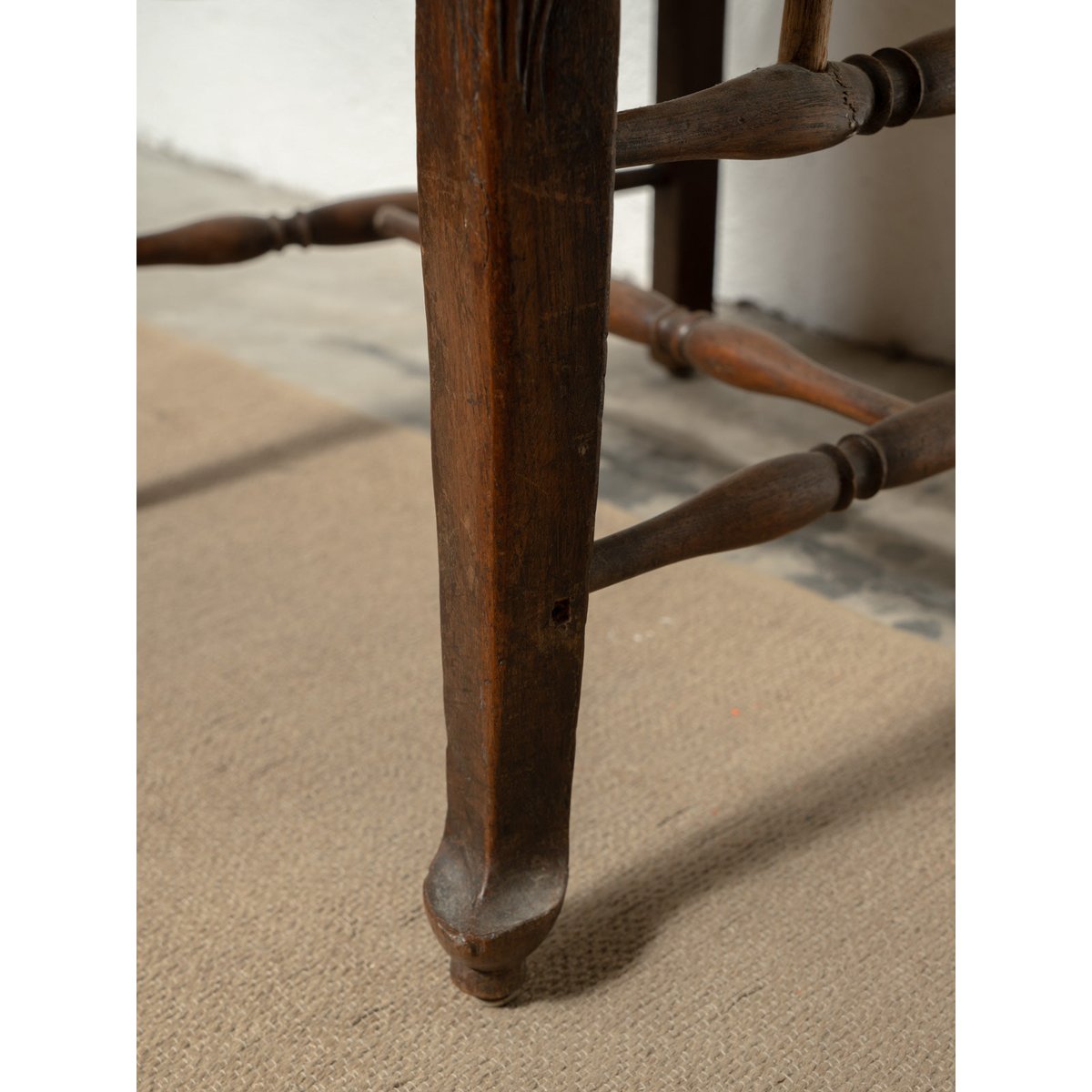 Grand fauteuil en bois gravé et en paille Ernest N°1084 - Bon état bois foncé, DEBONGOUT