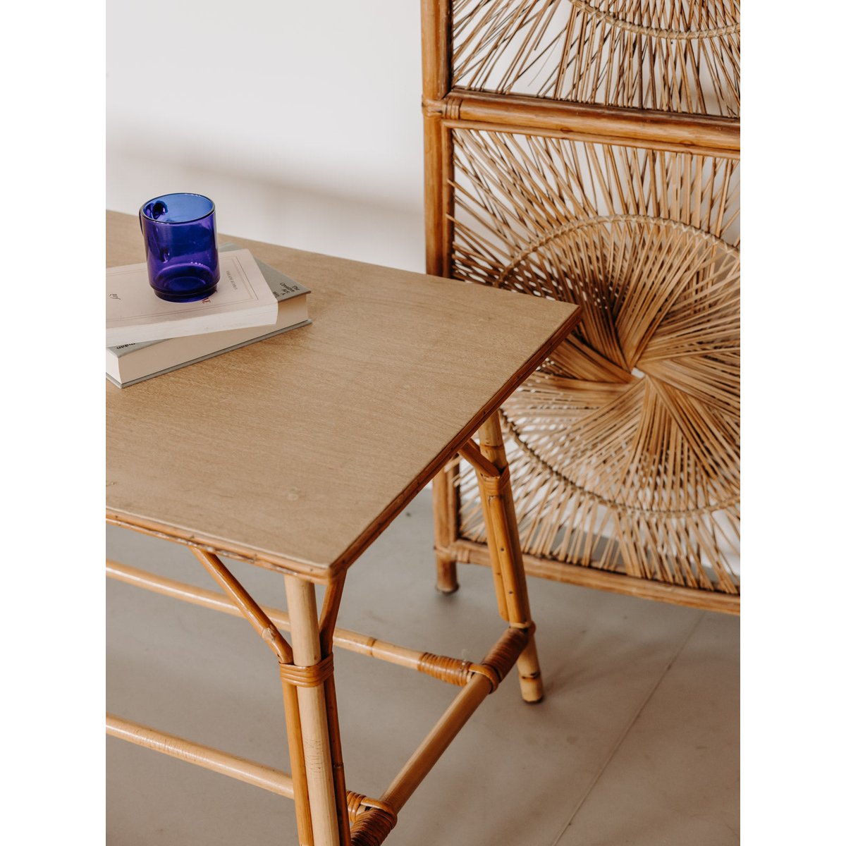 Grande table basse en bois et rotin Léonie N°1574 - Bon état bois clair, DEBONGOUT