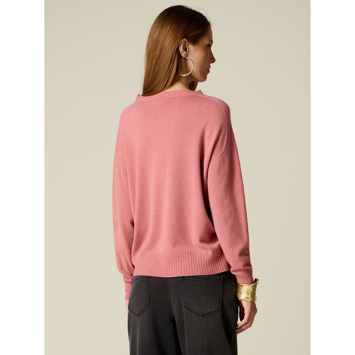 Pull ras du cou rose, OLTRE