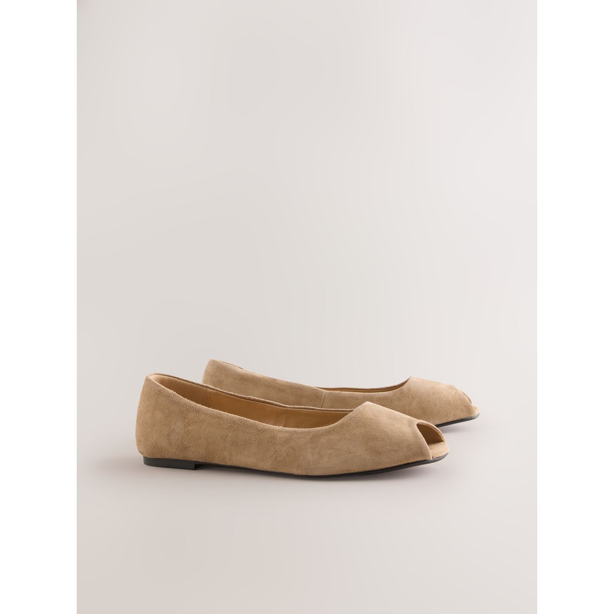 Chaussures plates en daim à bout ouvert sable, NEXT