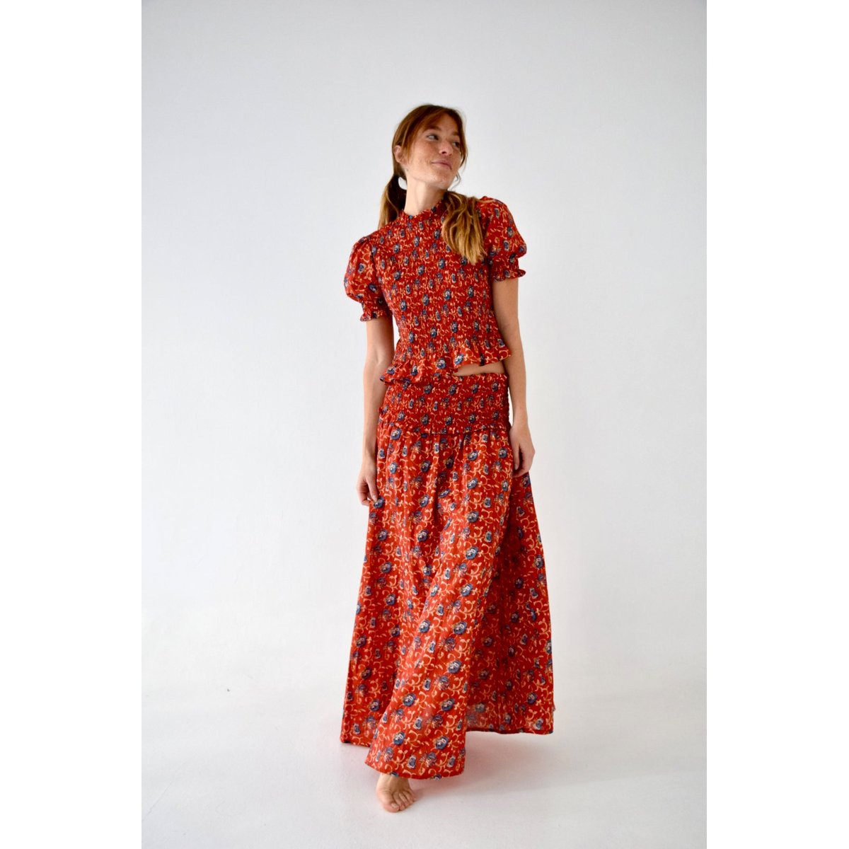 Top court fleuri smocké BRUNA rouge / bleu, MINDTRAVELER