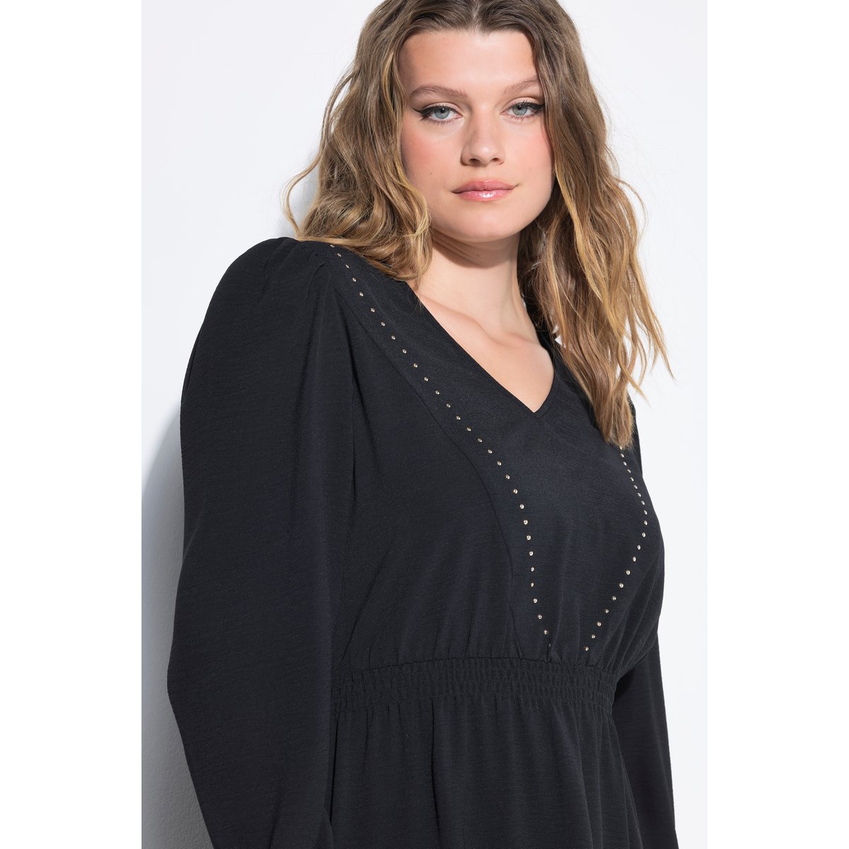 Robe évasée à col en V et rivets noir, STUDIO UNTOLD