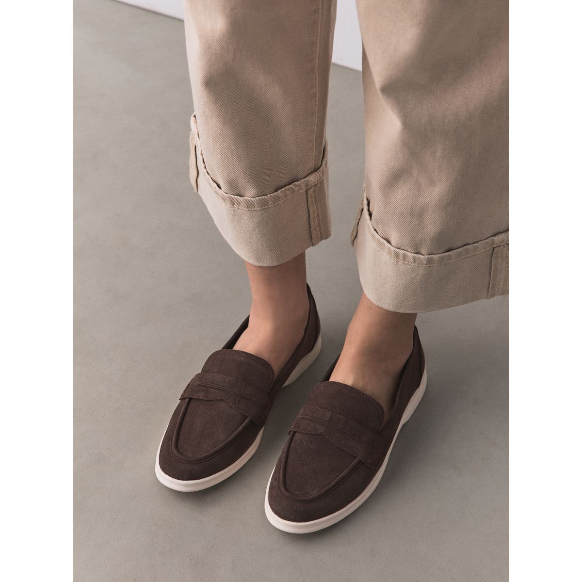 Mocassins en daim à semelle blanche marron chocolat, NEXT