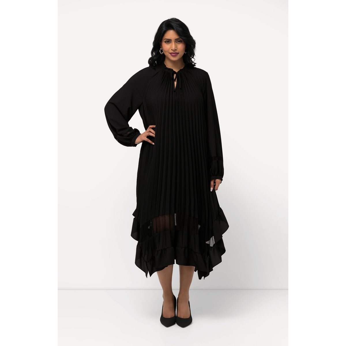 Robe plissée avec dentelle. Col agrémenté noir, ULLA POPKEN