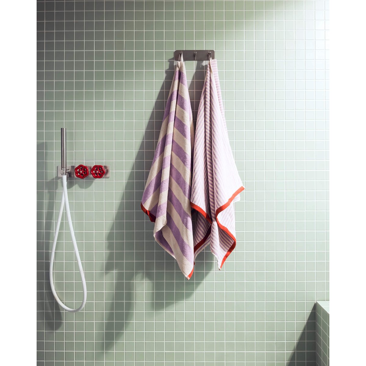 Serviette de bain Gobo - coton absorbant, rayures et bord contrasté marron, NOO.MA