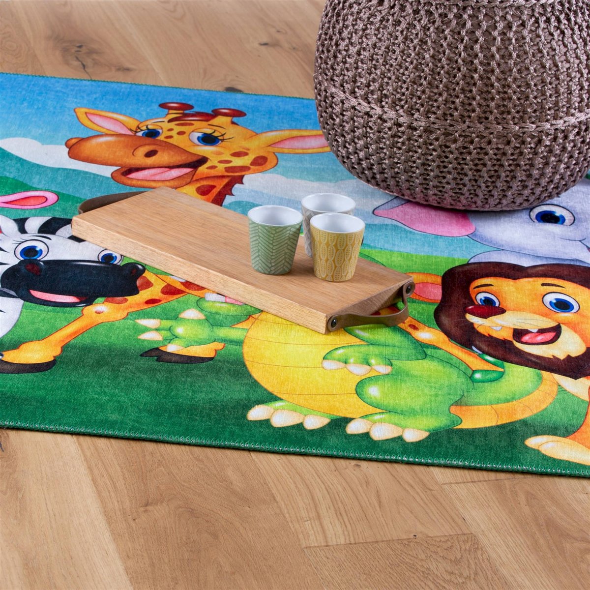 Tapis enfant motif jungle rectangulaire jungle multicolore sur fond vert et bleu, ARTE ESPINA