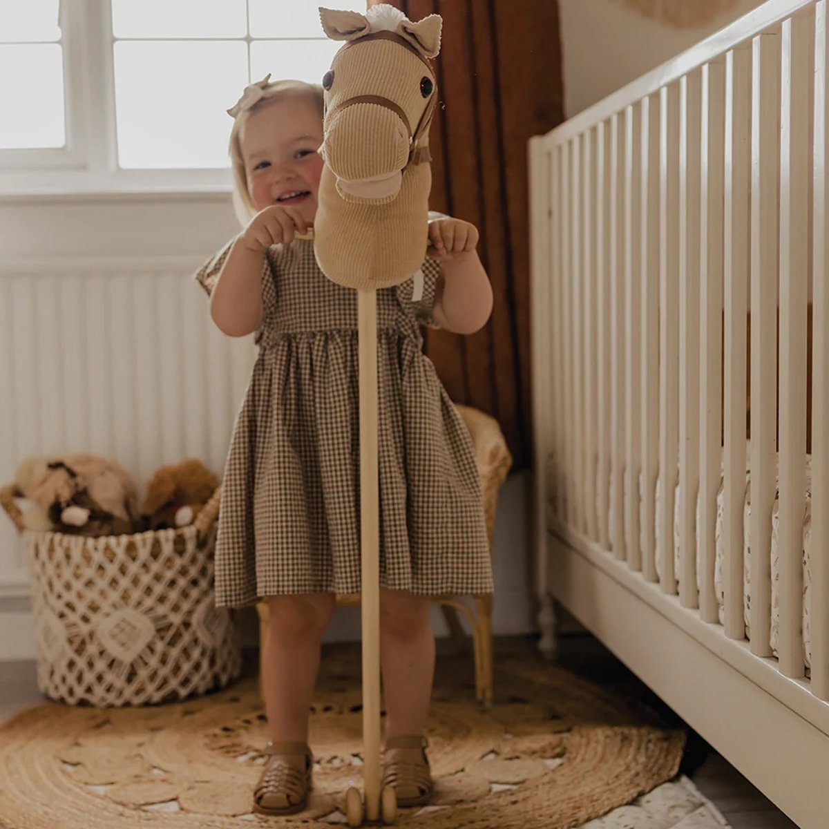 Cheval bâton en bois et velours côtelé marron, BIGJIGS