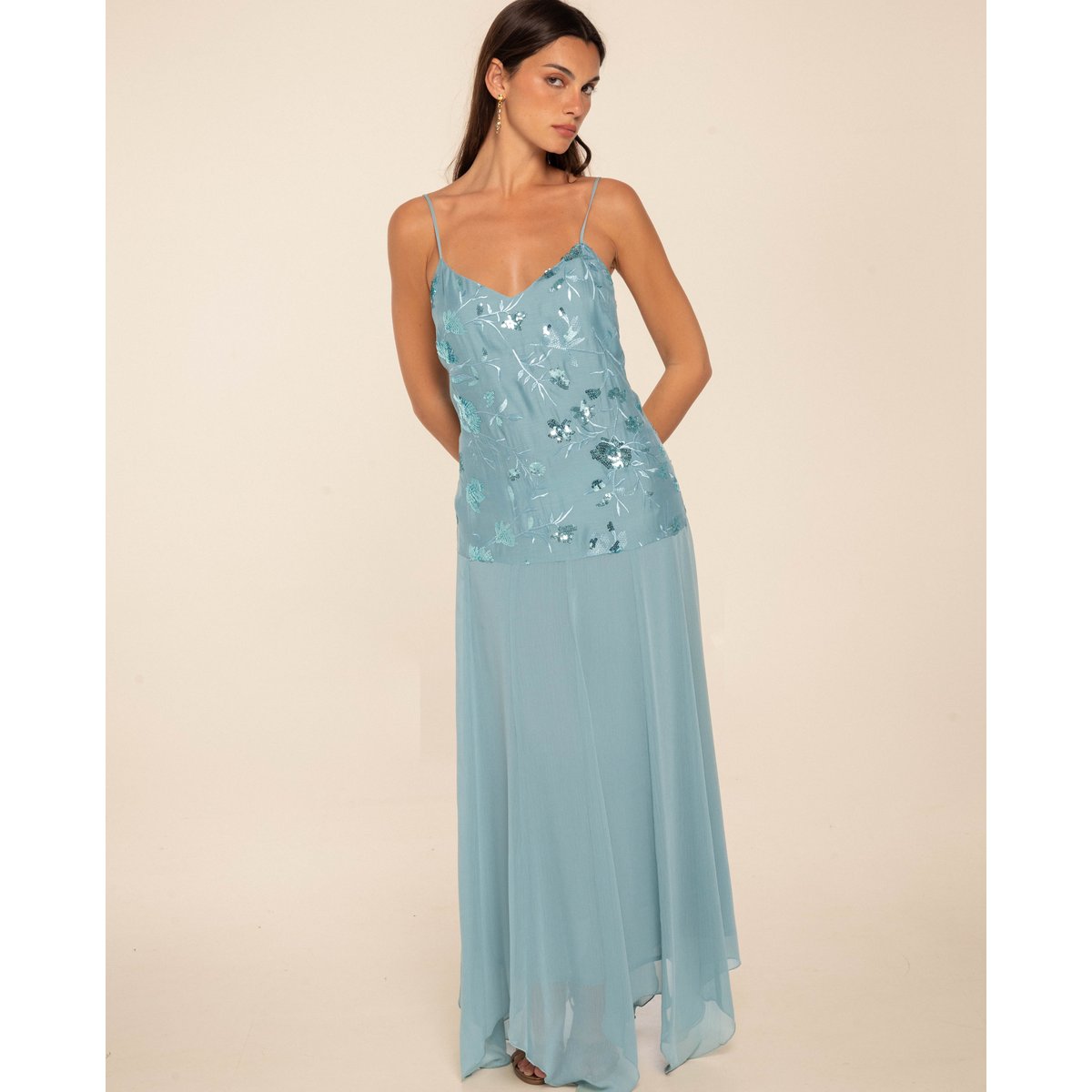 Robe longue en mousseline brodée à fleurs et sequins bleu, THE-ARE