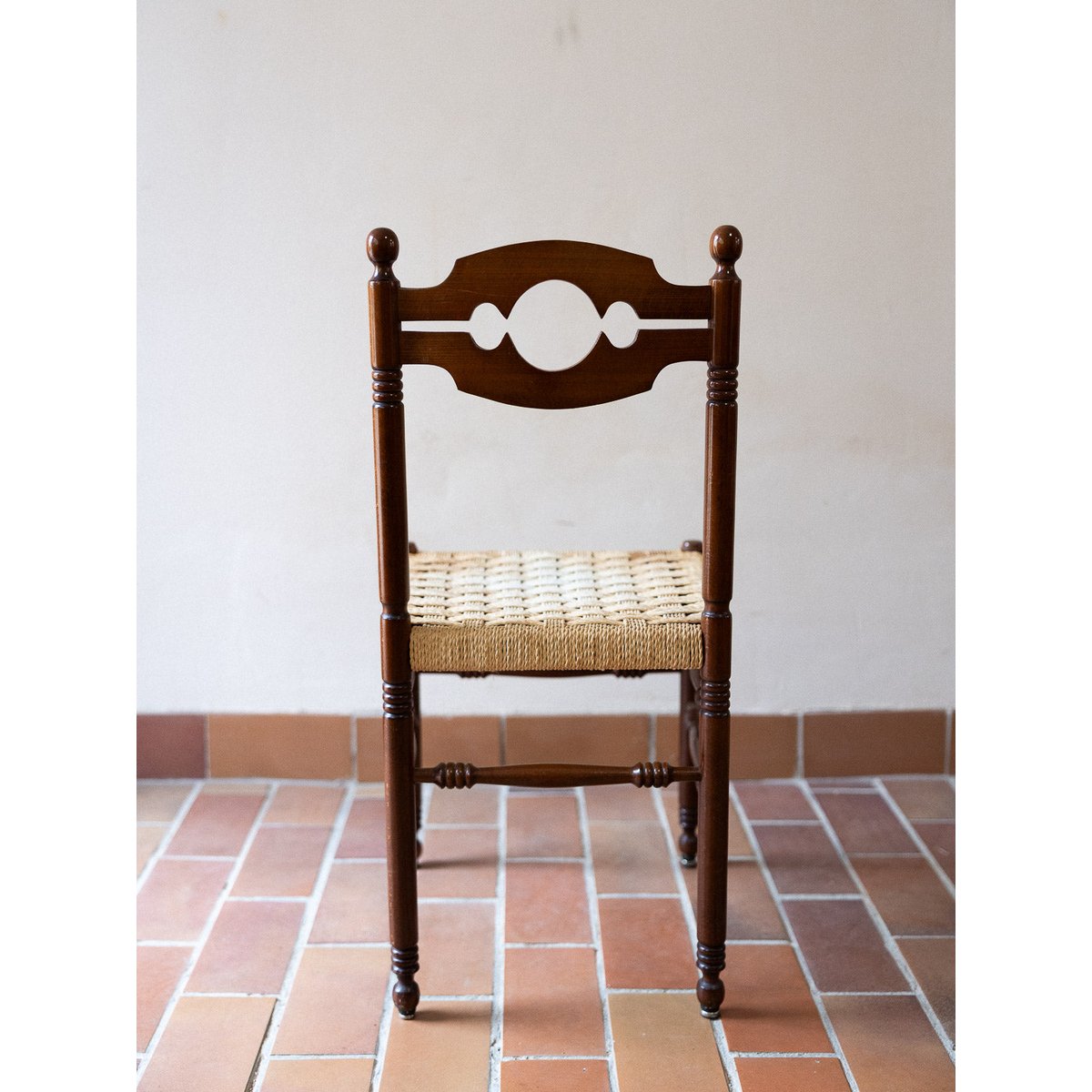 Paire de chaises en paillage Claude N°1479 - Bon état bois foncé, DEBONGOUT