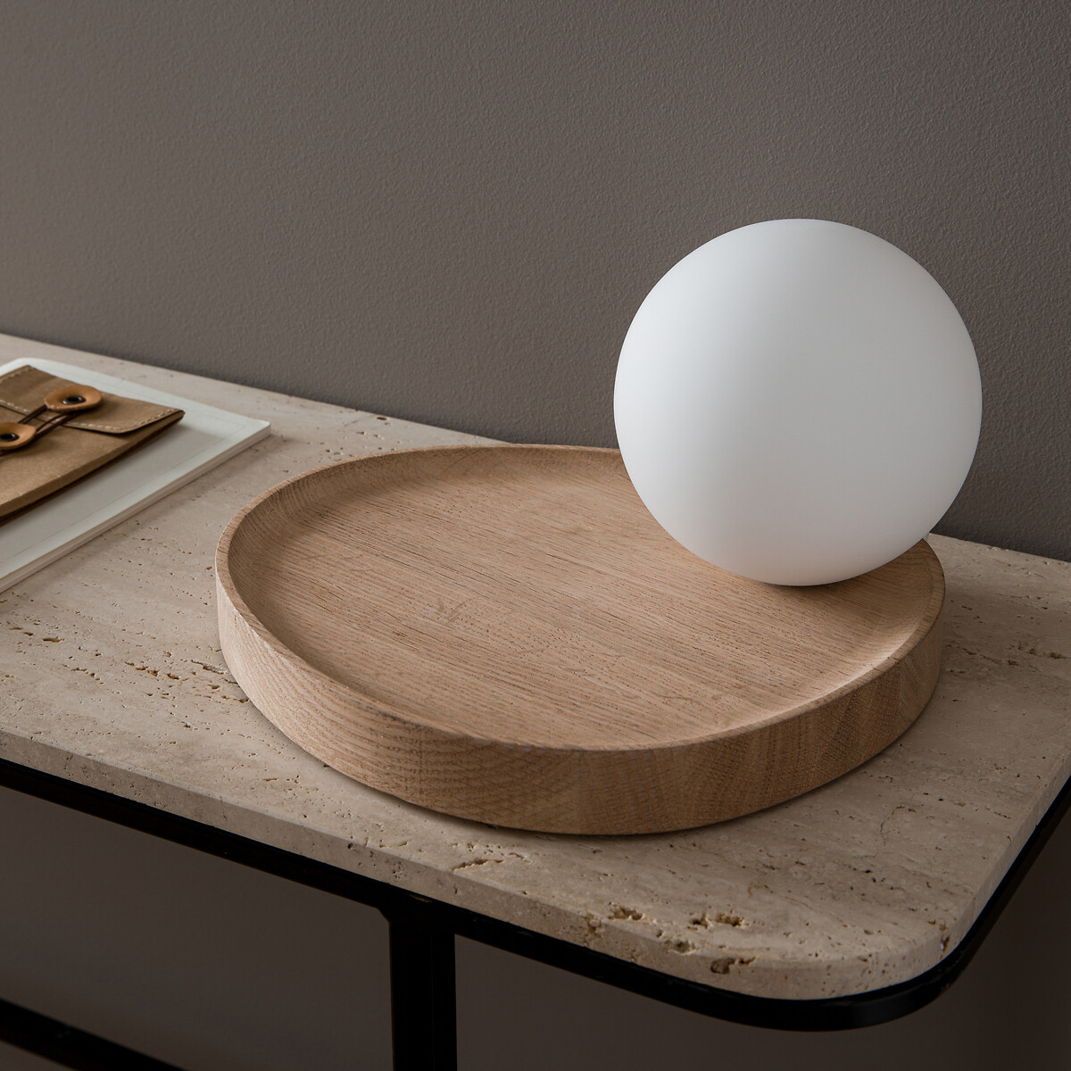 Lampe à poser, globe opaline/chêne, Hannasta chêne, AM.PM