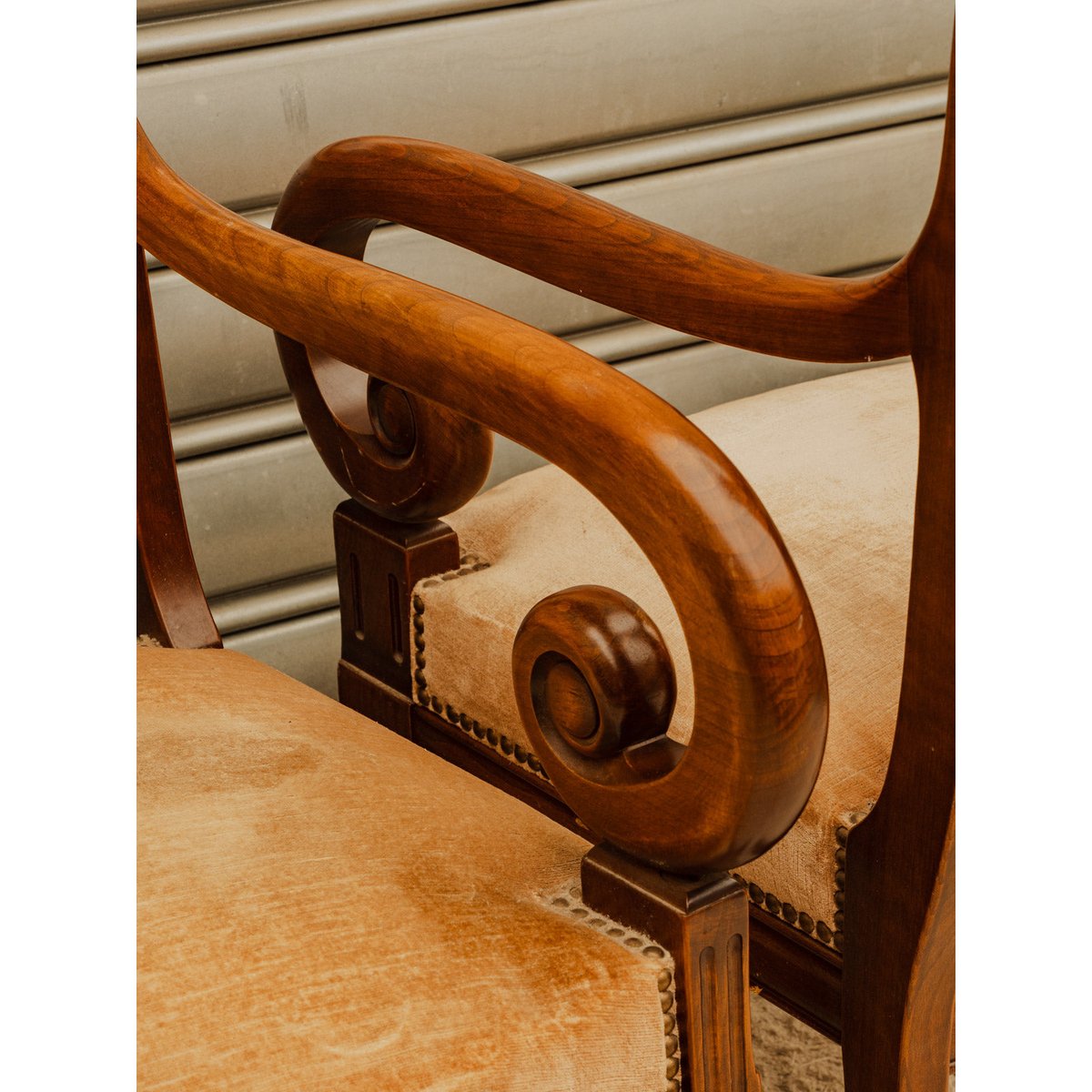 Paire de fauteuils en bois et velours beige Ernest N°1644 - Bon état bois foncé, DEBONGOUT