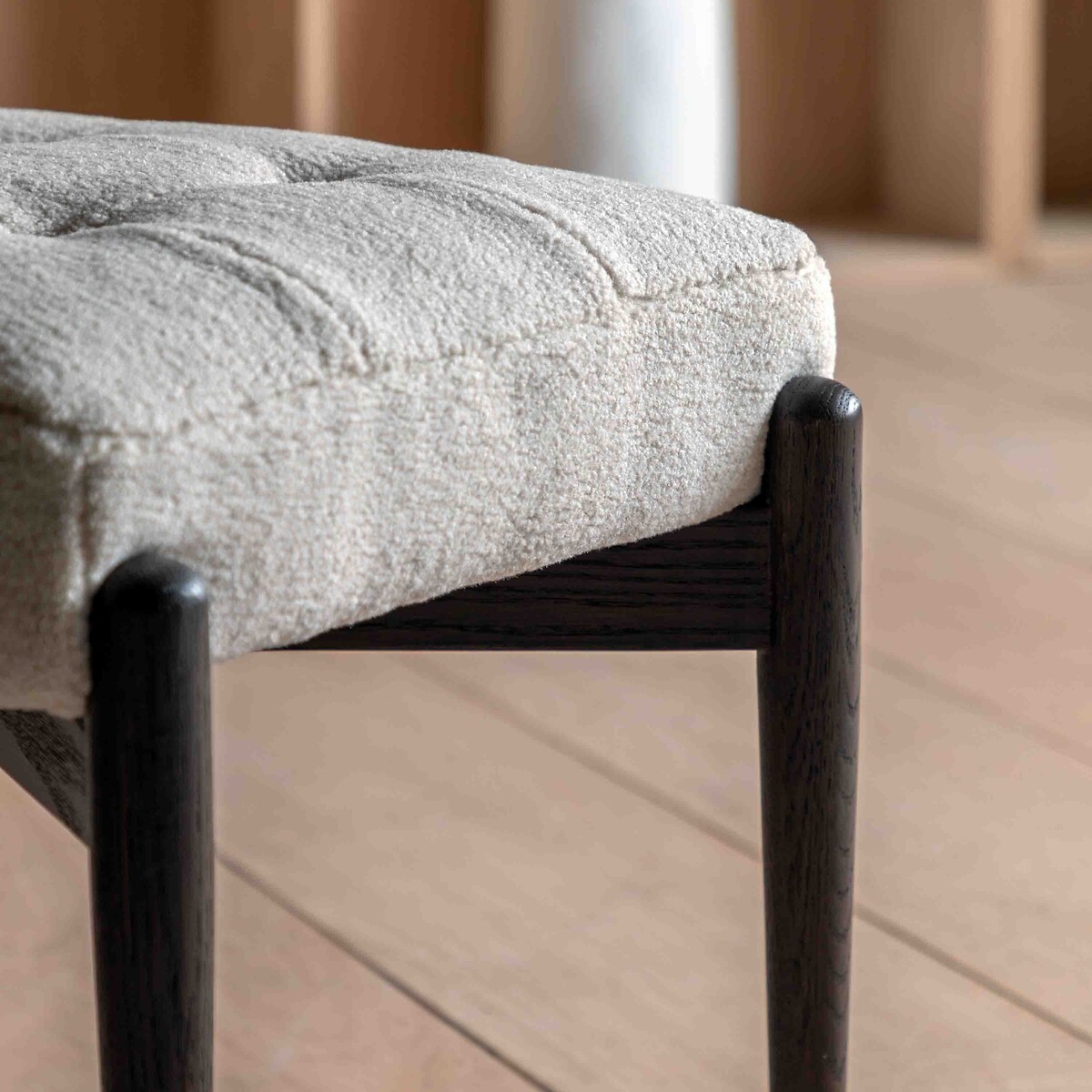 Humphrey Faux Sheepskin & Ash Wood Footstool off-white, ÉDITÉ