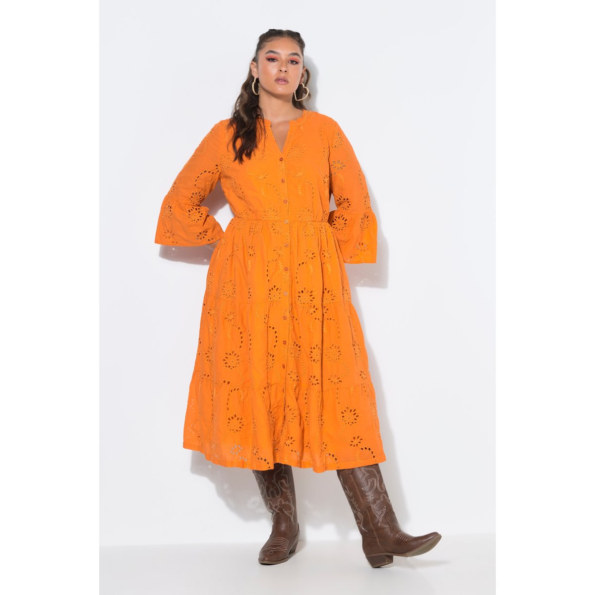 Robe maxi à volants. Manches 3/4 et broderie orange, STUDIO UNTOLD