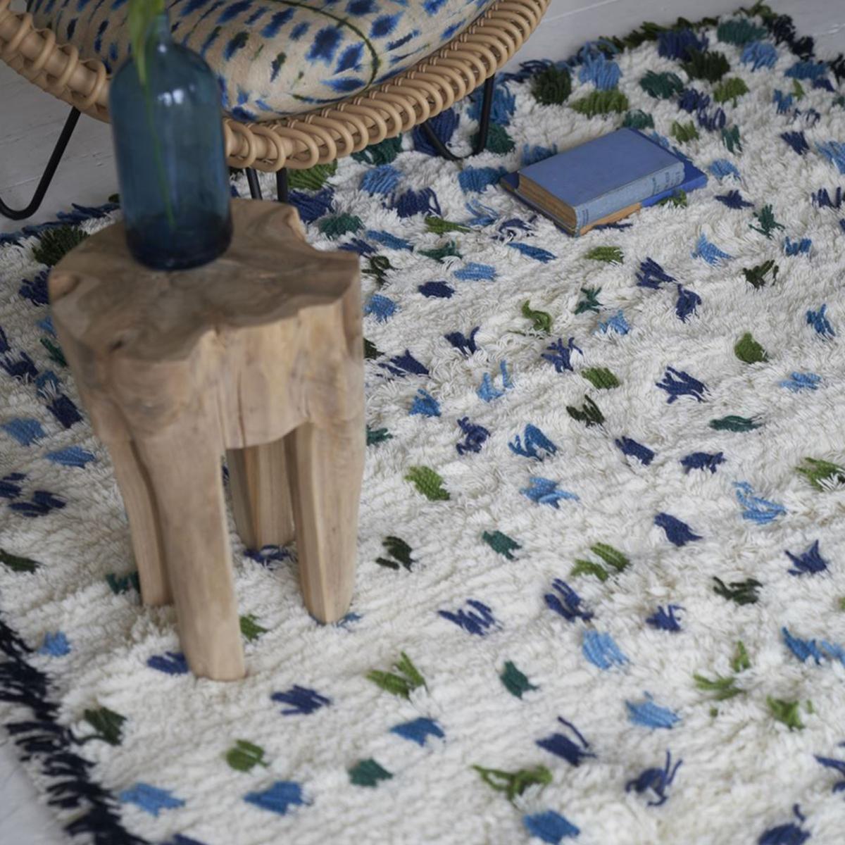 Tapis shaggy fait main en laine motif géométrique COBALT écru, bleu, UN AMOUR DE TAPIS