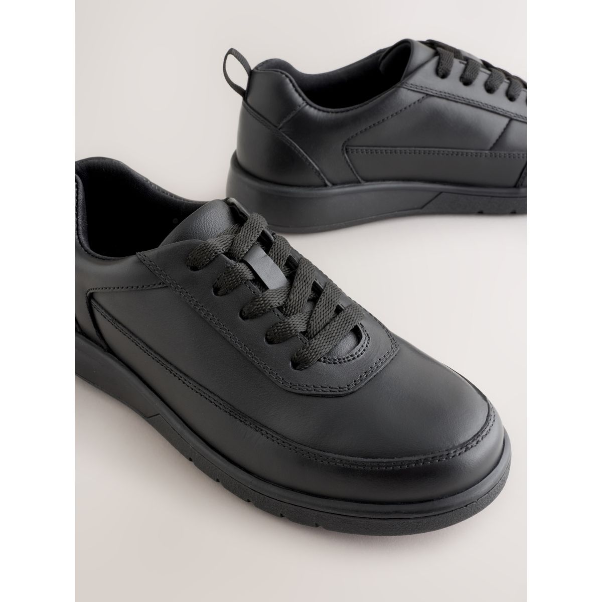 Chaussures d’école à lacets en cuir noir, NEXT