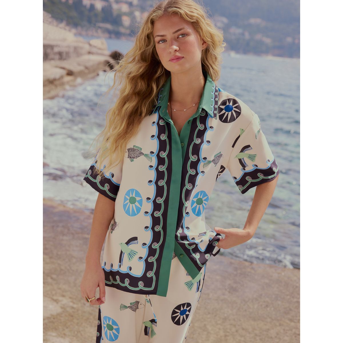 Chemise en sergé de satin à manches courtes bordure abstraite imprimée blanche/bleue/verte, NEXT