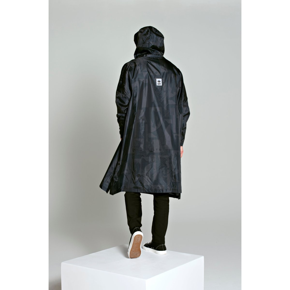 Poncho de pluie imperméable BACK TO BLACK ART CAMO noir absolu, RAINKISS