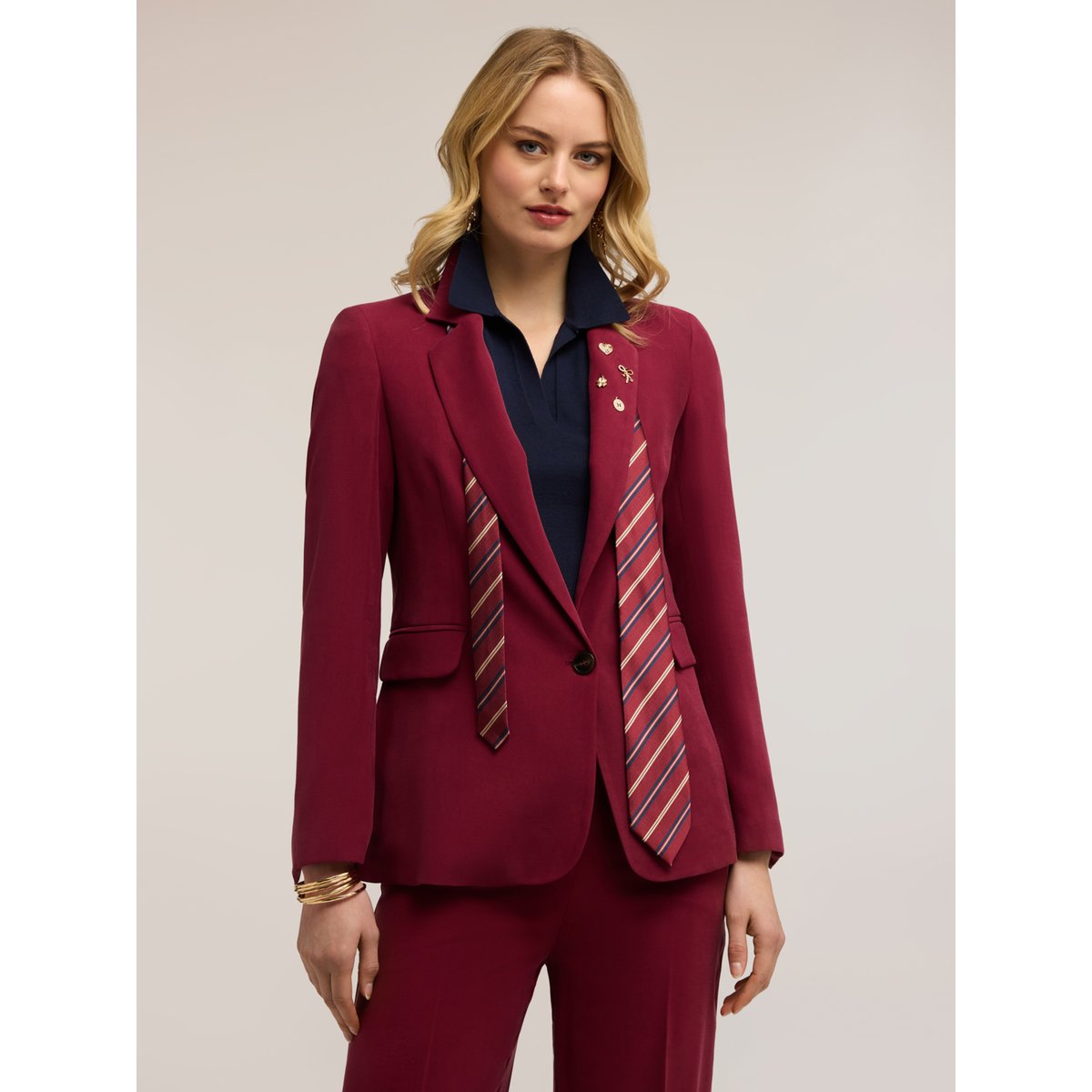 Veste avec applications et cravate. burgundy, MOTIVI