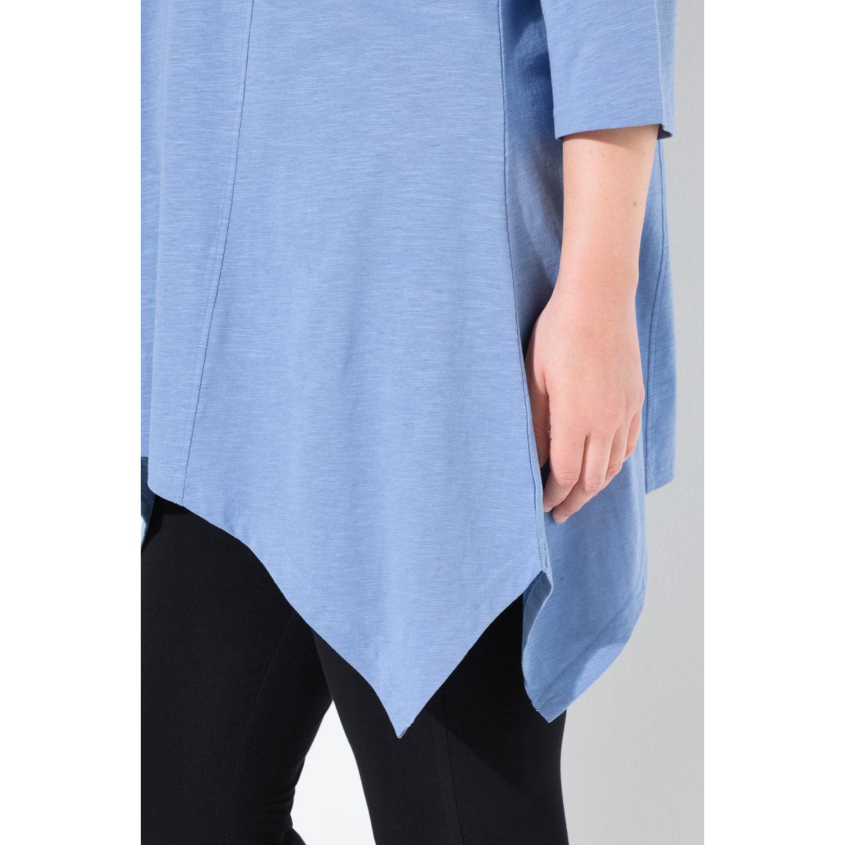 T-shirt, finition en pointe, col en V bleu bleuet, ULLA POPKEN