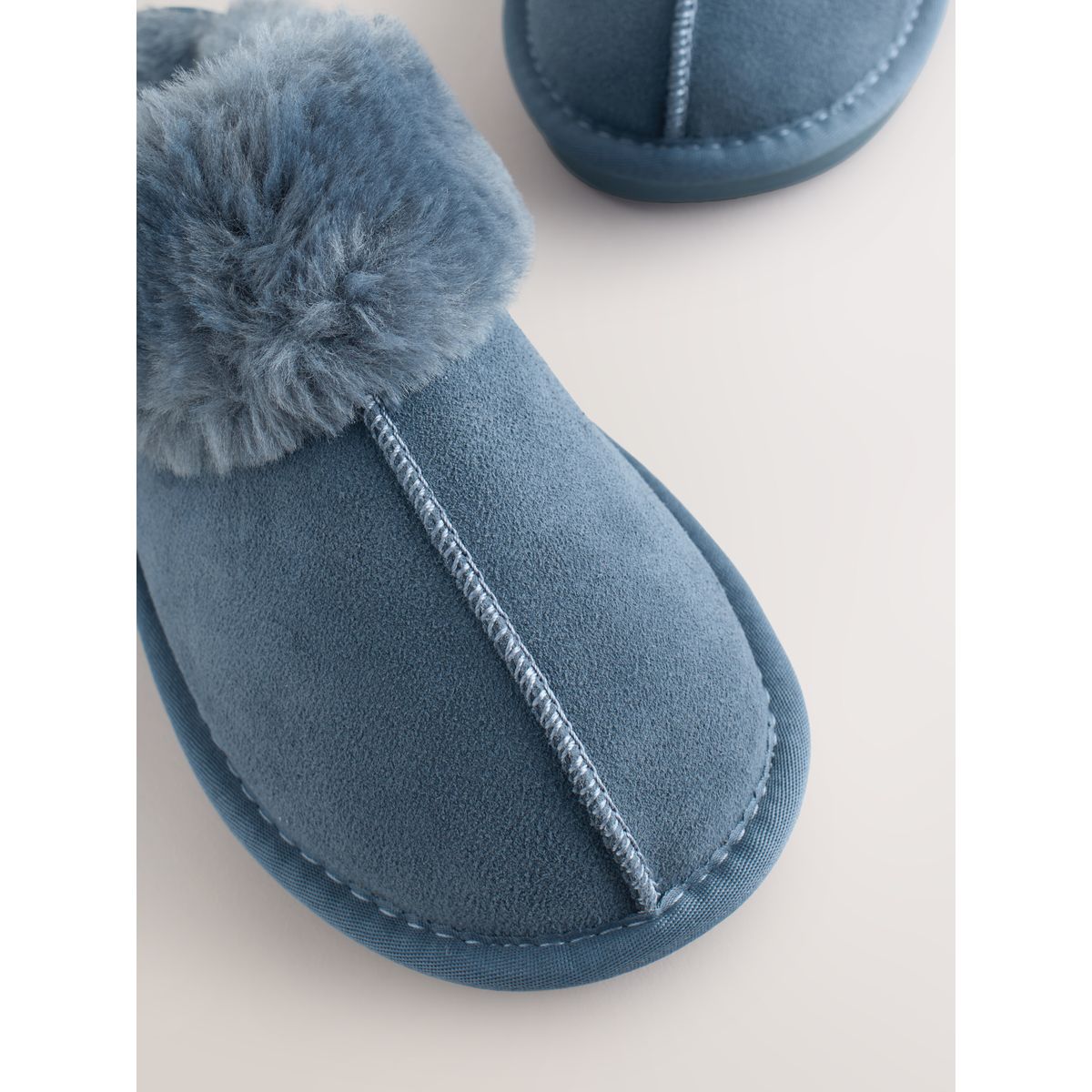 Chaussons mules en daim fourrés bleu jean, NEXT