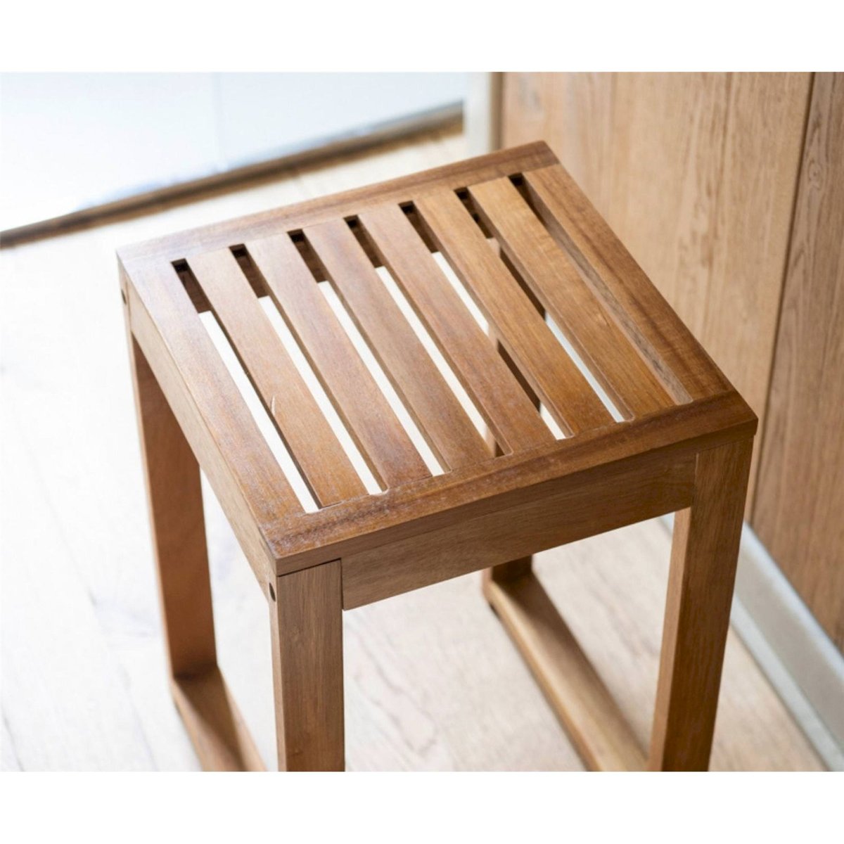 Tabouret de salle de bain carré en acacia bois d'acacia naturel laqué, RECOLLECTION