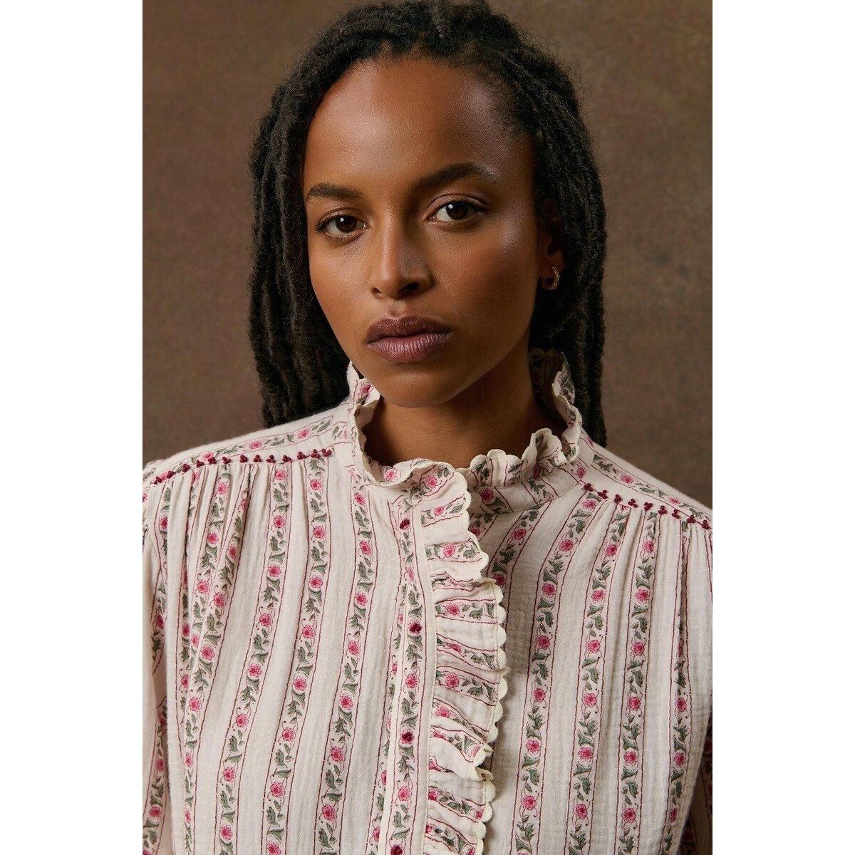 Blouse col montant à volants et rayures, CORA blanc imprimé fleurs roses, LOUISE MISHA