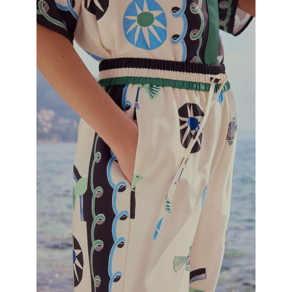 Pantalon en sergé de satin bordure abstraite imprimée blanche/bleue/verte, NEXT