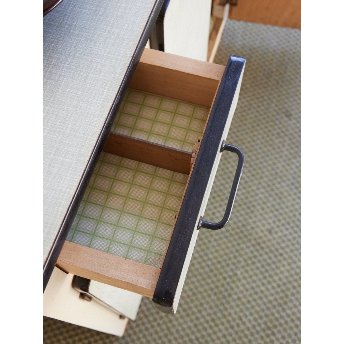 Buffet en formica vert Gilbert N°1900 - Bon état bois clair, DEBONGOUT