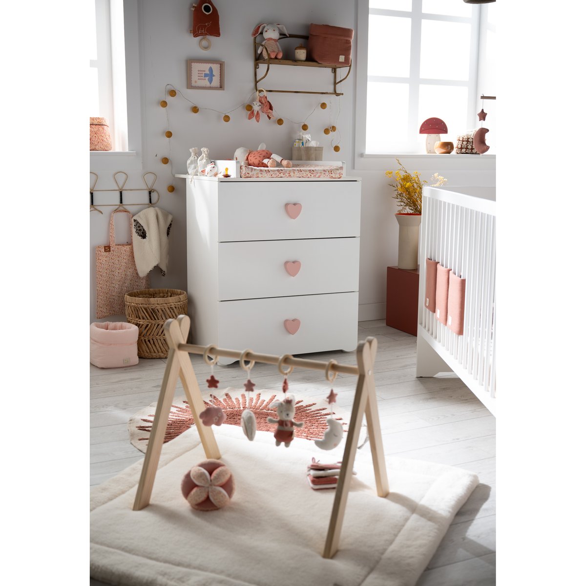 Chambre bébé complète Basic, Lit 120x60 tout barreaux, Commode à langer 3 tiroirs et Armoire 2 portes - boutons boule blanc/rose, BABY PRICE