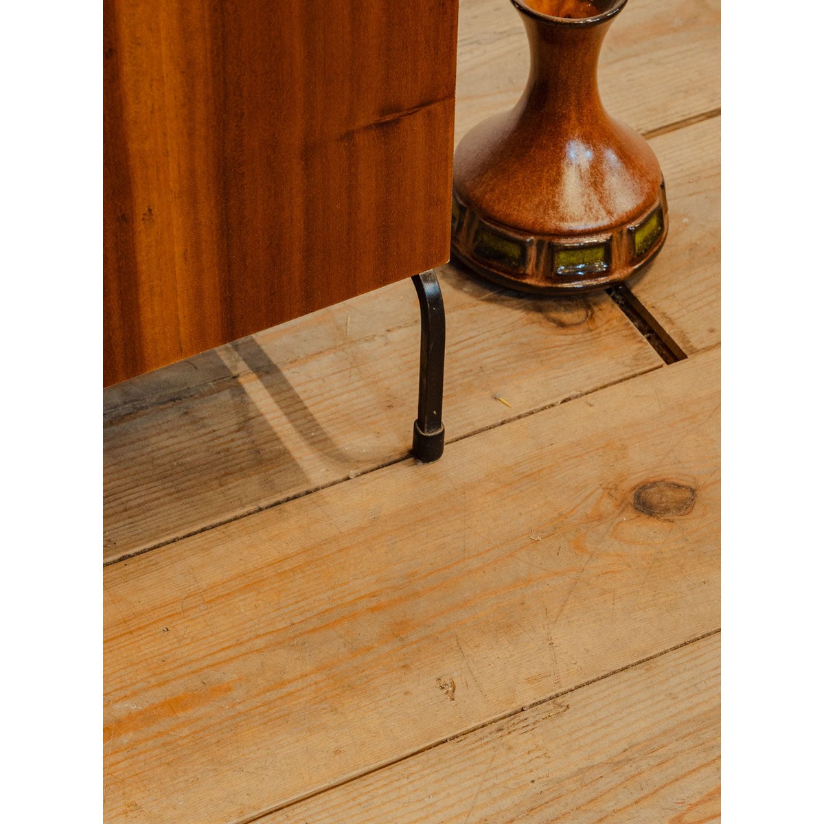 Meuble d'appoint en bois et métal noir Gustave N°1653 - Bon état bois foncé, DEBONGOUT