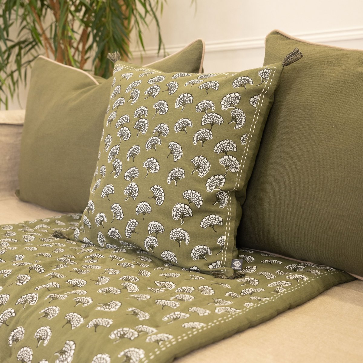Coussin décoratif imprimé motif floral kaki, SUD ETOFFE