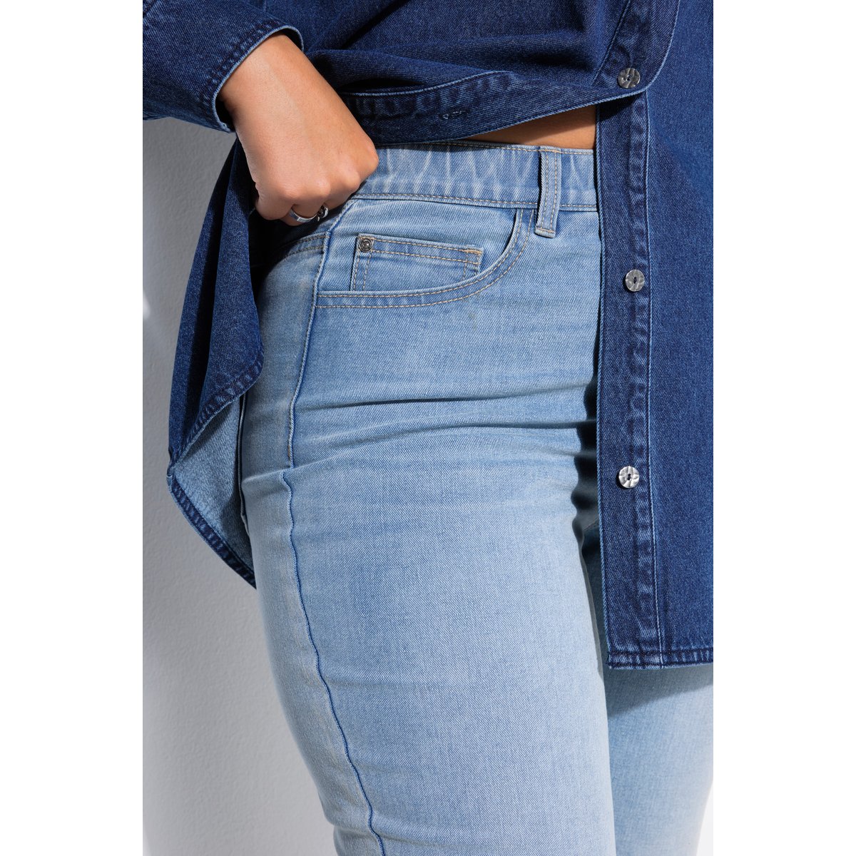 Jean Mom en denim foncé bleu clair, STUDIO UNTOLD
