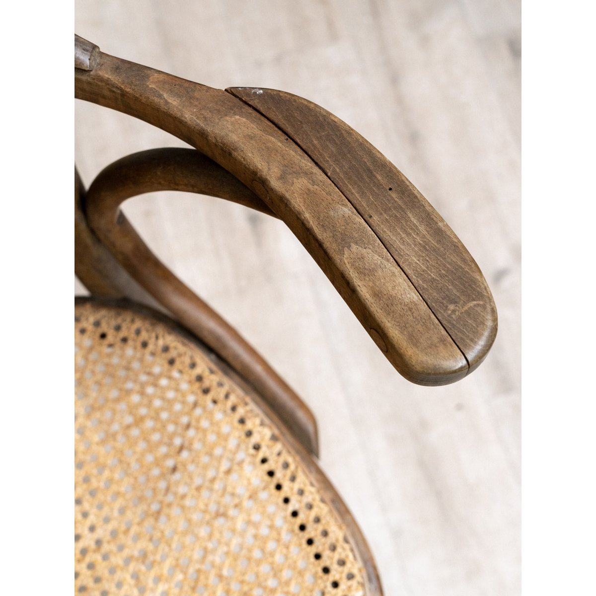 Fauteuil en cannage et bois courbé Ernest N°1623 - Bon état bois foncé, DEBONGOUT