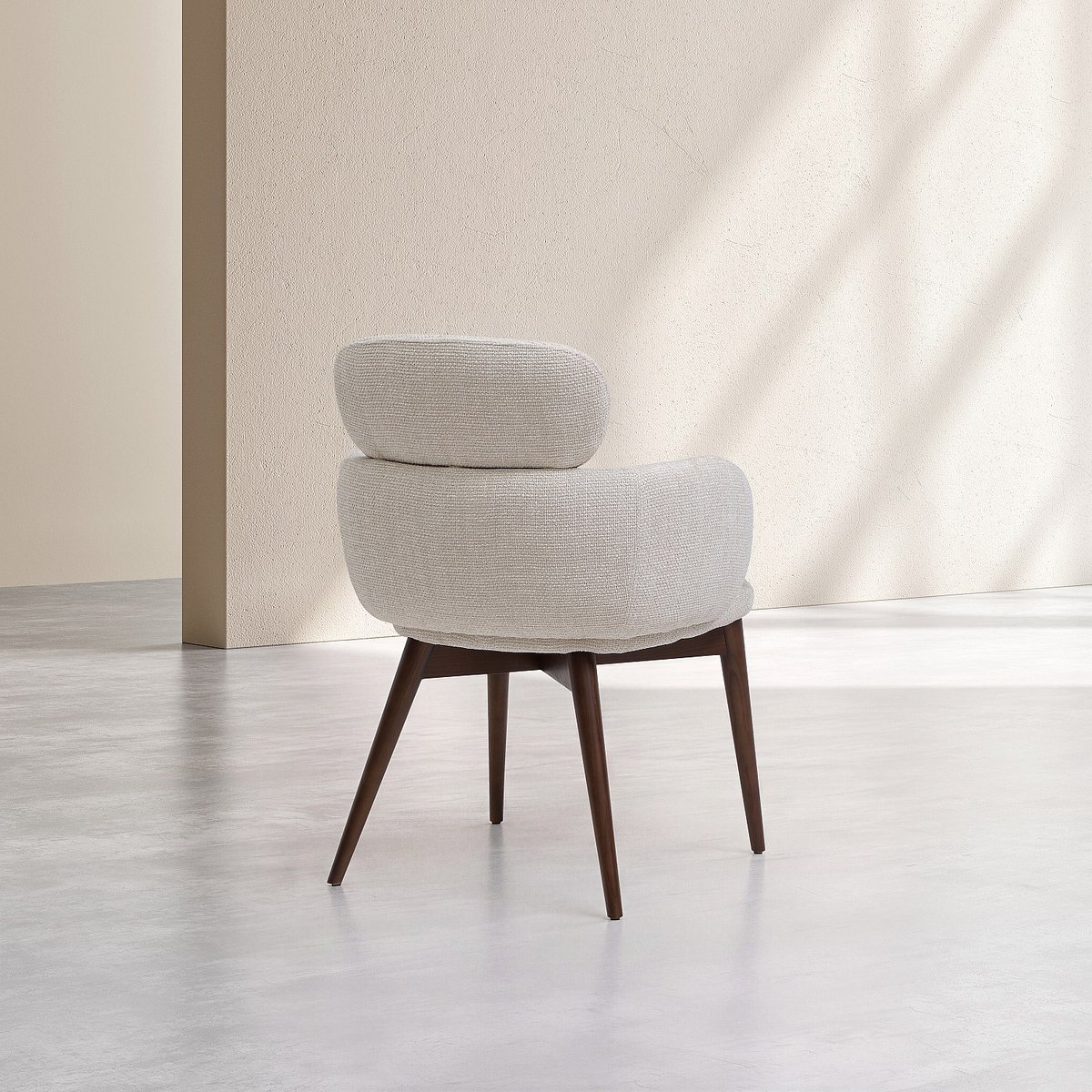 Lot de 2 chaises en tissu et bois massif couleur noyer avec accoudoirs FLORE beige, HABITAT