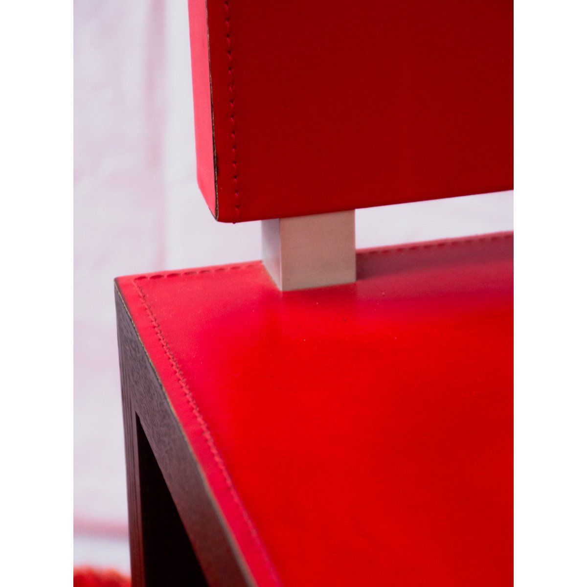 Chaise en bois et cuir rouge Alma N°2130 - Bon état noir, DEBONGOUT