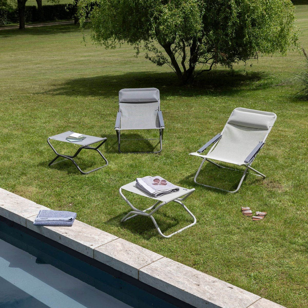 Chaise longue / bain de soleil pliant - TRANSABED gris terre tube titane, LAFUMA MOBILIER