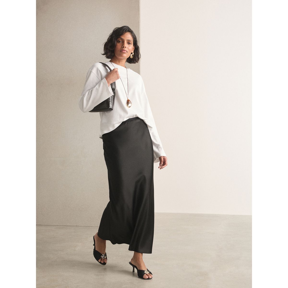 Jupe mi-longue en satin noir, NEXT