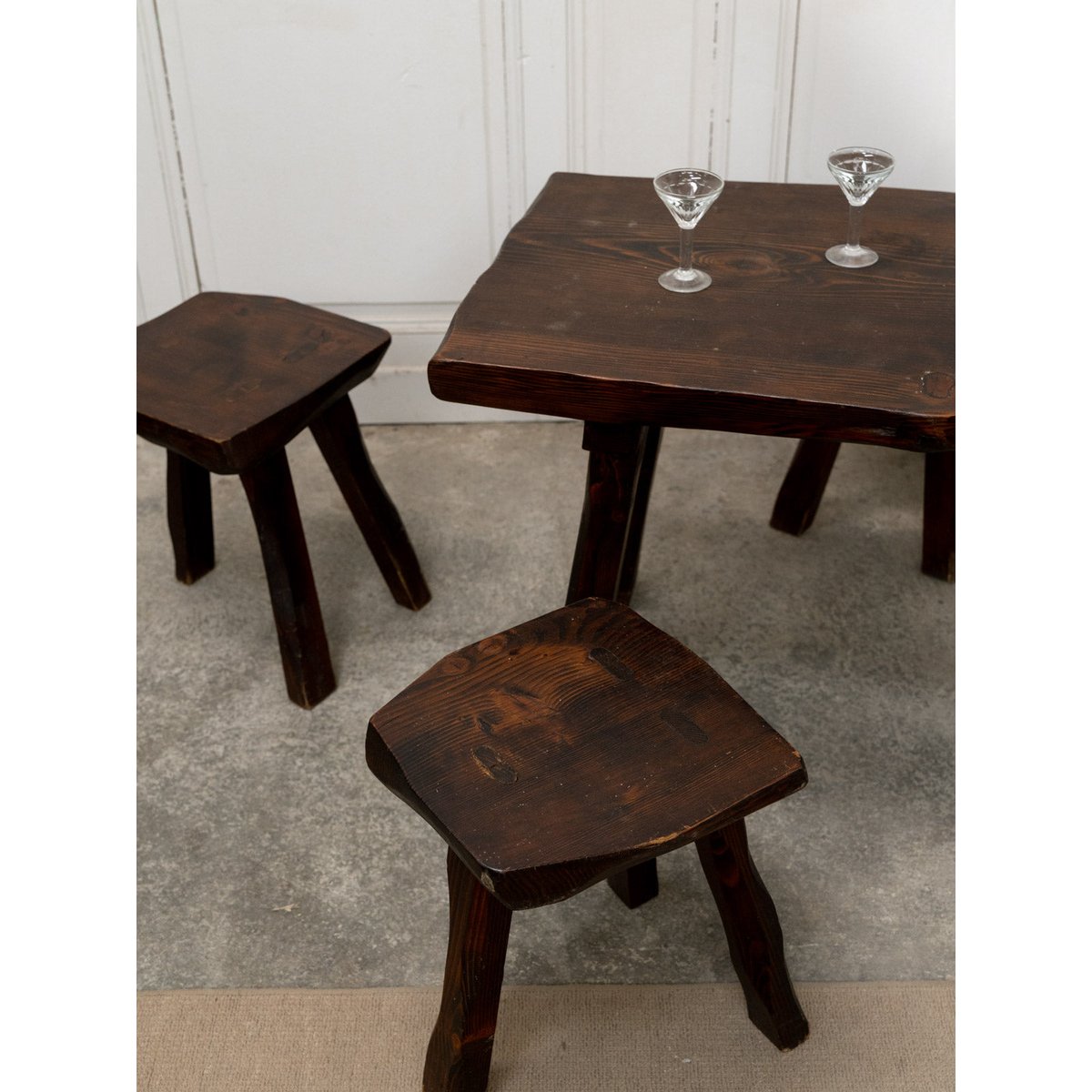 Table brutaliste et ses cinq tabourets Ange N°25 - Bon état bois foncé, DEBONGOUT