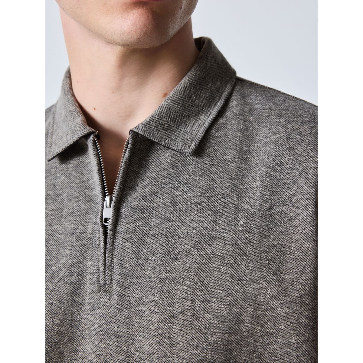 Polo à col zippé et chevrons marron, NEXT