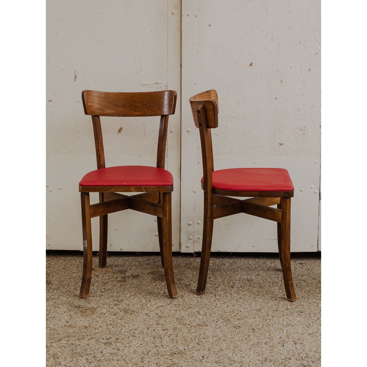 Lot de 4 chaises en simili cuir rouge Alma N°1605 - Bon état bois foncé, DEBONGOUT