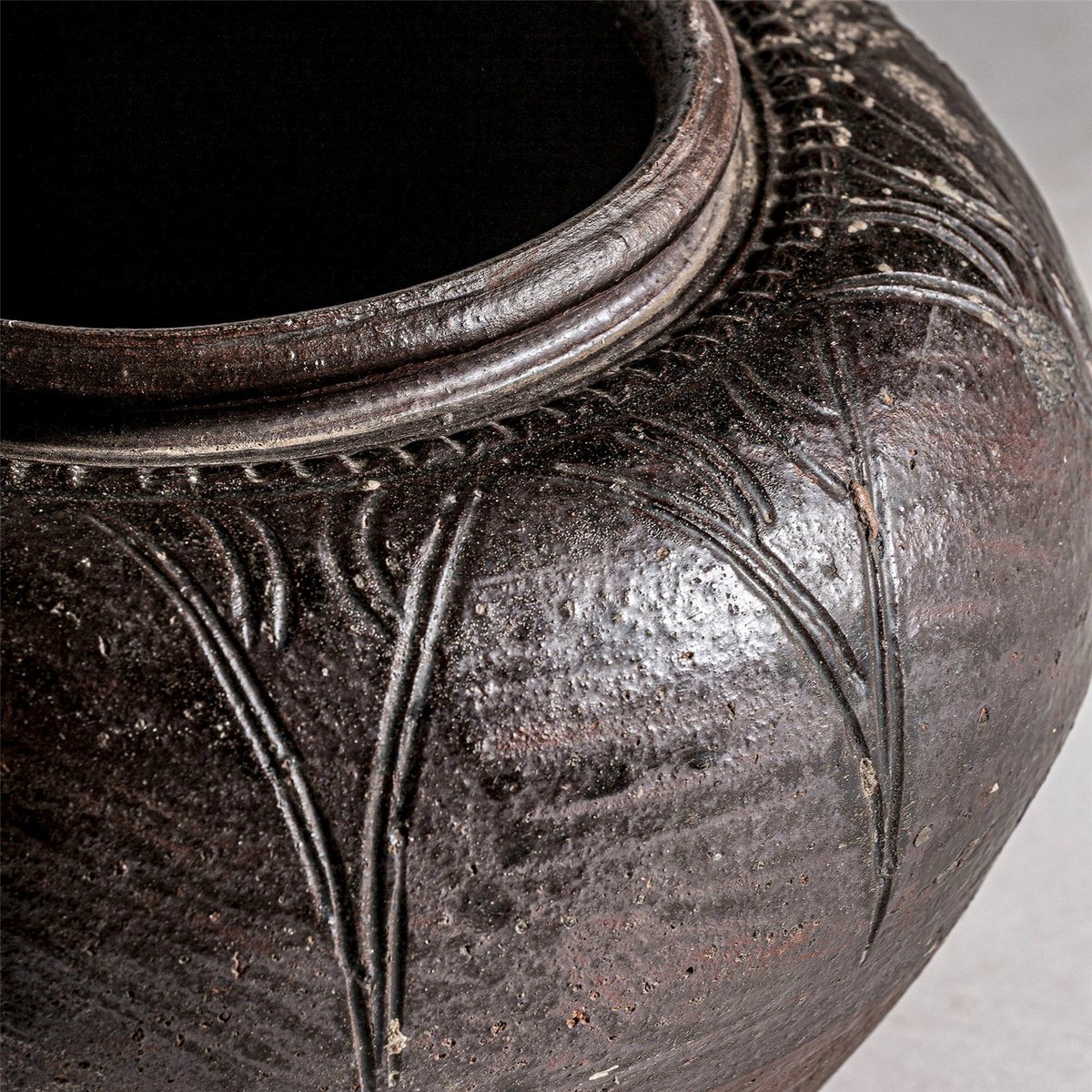 Pot de plante en céramique brun foncé nuancé, RECOLLECTION